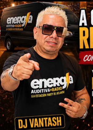 DJ Vantash con una camiseta de Energía Auditiva Radio